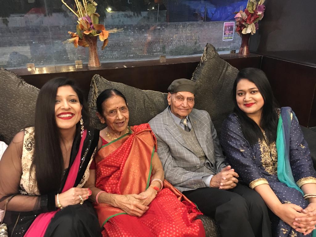 उषा गुप्ता अपने पति और पोते के साथ।