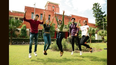 Students rejoice as Delhi University opens after almost two years (Photo : Manoj Verma / HT) Students rejoice as Delhi University opens after almost two years (Photo : Manoj Verma / HT)