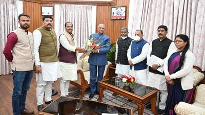 A BJP delegation led by two former chief ministers Babulal Marandi and Raghubar Das met Jharkhand governor Ramesh Bais on Friday and demanded the dismissal of CM Hemant Soren over corruption allegations. (HT PHOTO.)