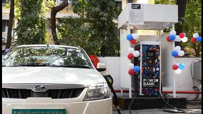 A motorist charges his electric vehicle at Vashi fuel centre charging station in Navi Mumbai on Friday. Kalyan has seen a rise in electric vehicles in recent times. (BACHCHAN KUMAR/HT PHOTO)