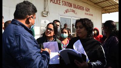 A group of residents from Chintels Paradiso hands over the complaint to the officials at Bajghera police station in Gurugram on Friday. (Vipin Kumar /HT PHOTO)