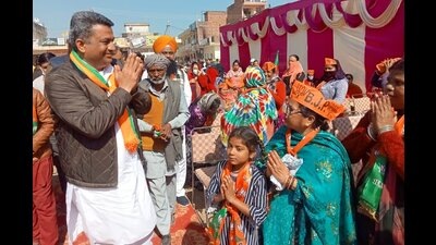 BJP candidate from Mohali Sanjeev Vashisht meeting residents on Friday ahead of the Punjab assembly elections. (HT Photo) BJP candidate from Mohali Sanjeev Vashisht meeting residents on Friday ahead of the Punjab assembly elections. (HT Photo)