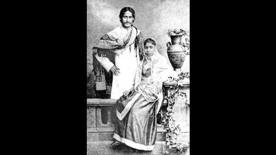 Rabindranath Tagore and his wife, Mrinalini Devi, in a photograph taken circa 1883. (Wikimedia Commons) Rabindranath Tagore and his wife, Mrinalini Devi, in a photograph taken circa 1883. (Wikimedia Commons)