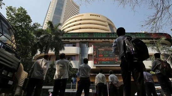 Sensex closes day in red at 58,152, Nifty trades around 17,370 Sensex closes day in red at 58,152, Nifty trades around 17,370