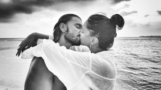 Ranveer Singh and Deepika Padukone kiss on the beach in his new post. See  here | Bollywood - Hindustan Times