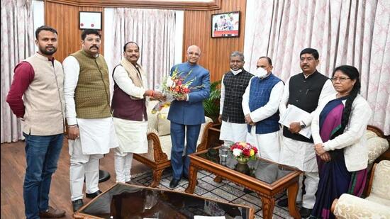 A BJP delegation led by two former chief ministers Babulal Marandi and Raghubar Das met Jharkhand governor Ramesh Bais on Friday and demanded the dismissal of CM Hemant Soren over corruption allegations. (HT PHOTO.)