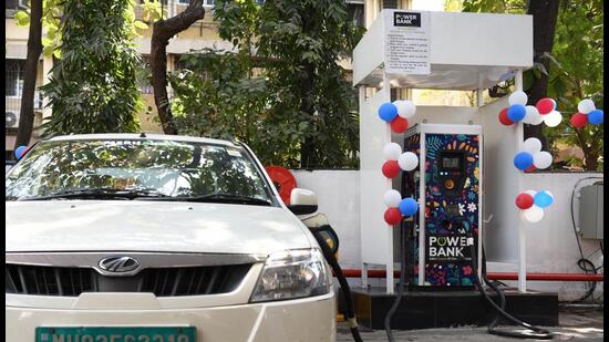 A motorist charges his electric vehicle at Vashi fuel centre charging station in Navi Mumbai on Friday. Kalyan has seen a rise in electric vehicles in recent times. (BACHCHAN KUMAR/HT PHOTO)