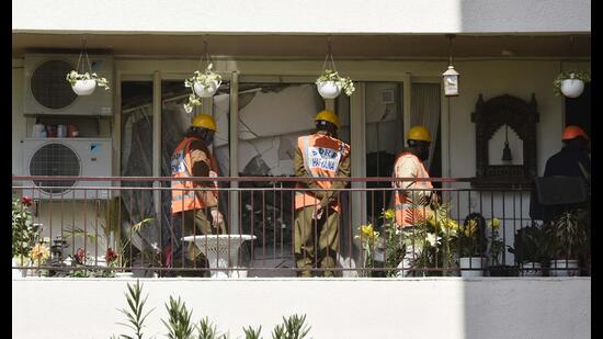 The Haryana State Disaster Response Force team is at work on the first floor of Chintels Paradiso in Sector 109, Gurugram, on Friday. (Vipin Kumar /HT PHOTO) The Haryana State Disaster Response Force team is at work on the first floor of Chintels Paradiso in Sector 109, Gurugram, on Friday. (Vipin Kumar /HT PHOTO)