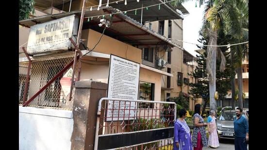 Navi Mumbai civic body notice to societies on independent garbage disposal irks small housing societies. Here, some members of a housing society in Nerul are unhappy with the NMMC notice. (BACHCHAN KUMAR/HT PHOTO)