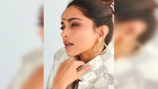 Flaunting her fancy gold statement Louis Vuitton earrings, Deepika Padukone gave a candid pose for the camera.( Instagram/@anilc68)