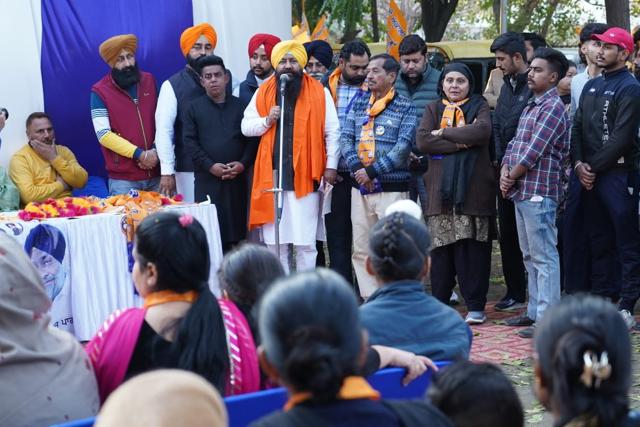 SAD-BSP candidate from Mohali Parvinder Singh Sohana addressing residents on Friday. (HT) SAD-BSP candidate from Mohali Parvinder Singh Sohana addressing residents on Friday. (HT)