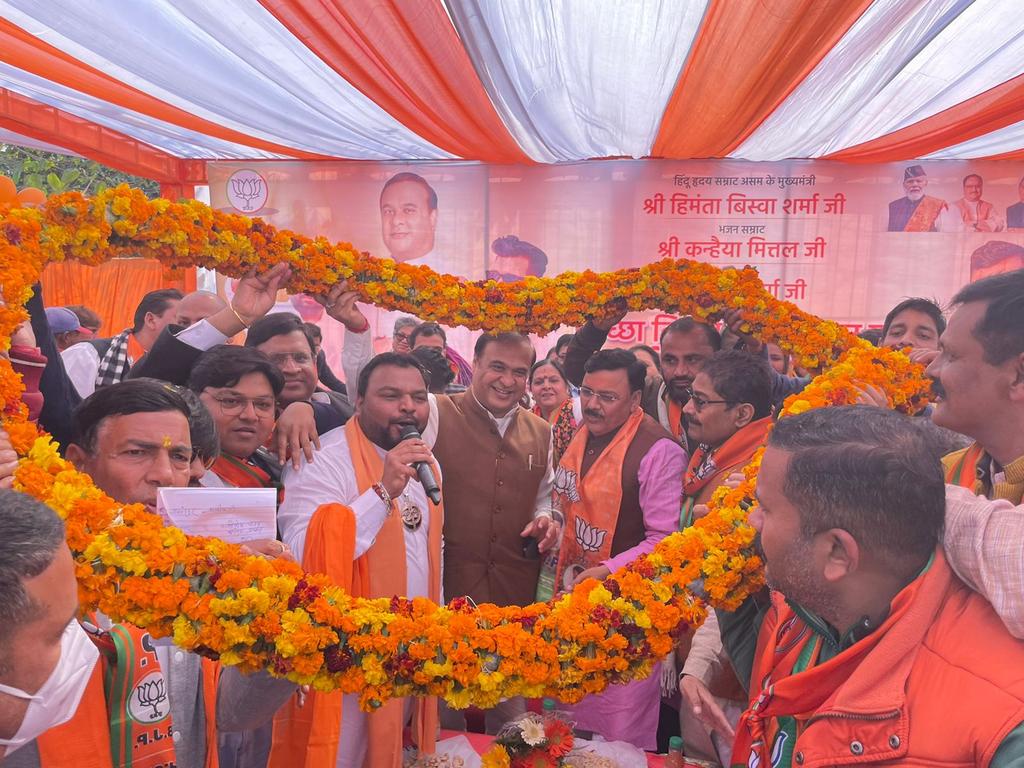 Assam CM Himanta Biswa Sarma with BJP leaders in Uttarakhand. (Twitter@himantabiswa)