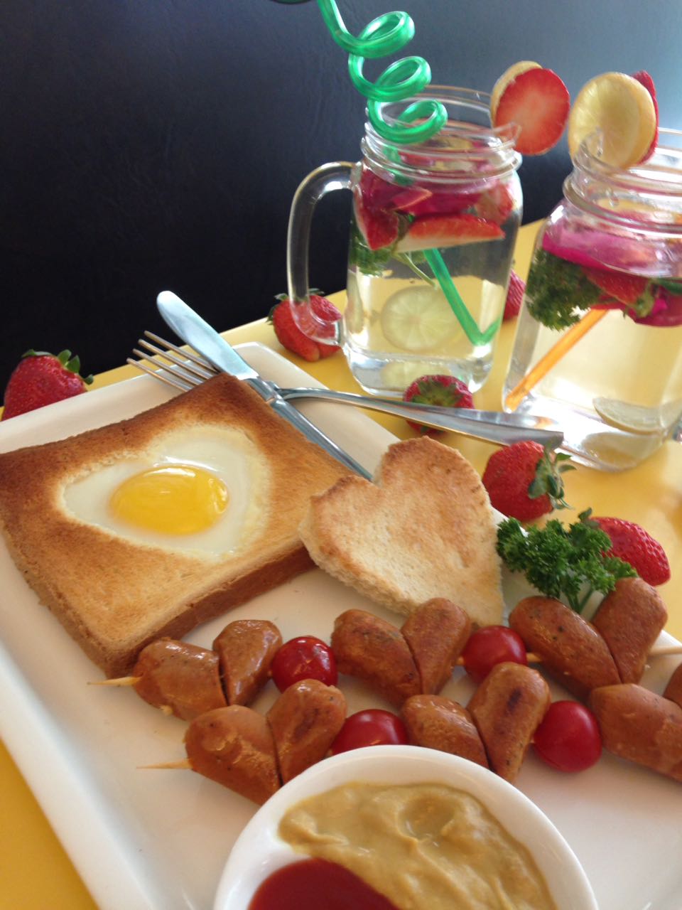 Heart in a bread egg sandwich with mini sausage hearts (Chef Jerson Fernandes) Heart in a bread egg sandwich with mini sausage hearts (Chef Jerson Fernandes)