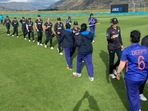 The players shake hands after NZ beat IND in the 1st ODI.