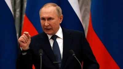 Russian President Vladimir Putin gestures during a press conference with French President Emmanuel Macron, Moscow, Russia, February 7, 2022 (REUTERS)