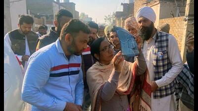 Aam Aadmi Party candidate Dr Baljit Kaur checking an X-ray during an election campaign in Malout on Saturday, (Sanjeev Kumar/HT) Aam Aadmi Party candidate Dr Baljit Kaur checking an X-ray during an election campaign in Malout on Saturday, (Sanjeev Kumar/HT)