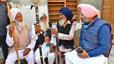 Congress candidate from Khanna constituency Gurkirat Kotli interacting with Turmari villagers on Saturday. Kotli thanked people for voting in huge numbers for his party in each Punjab assembly polls. (Gurpreet Singh/ HT)
