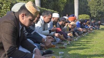 Jasdev Singh Sekhon said, “As many as 250 people from different religions and faith, majority of them students, sat for the langar in Ludhiana.” (Gurpreet Singh/HT)