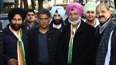 Congress MP from Anandpur Sahib Manish Tiwari campaigning for party’s Mohali candidate Balbir Singh Sidhu. (HT Photo) Congress MP from Anandpur Sahib Manish Tiwari campaigning for party’s Mohali candidate Balbir Singh Sidhu. (HT Photo)