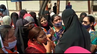 Women wearing hijab and Congress party workers clash in Kalyan on Saturday. The situation was brought under control. (RISHIKESH CHOUDHARY/HT PHOTO) Women wearing hijab and Congress party workers clash in Kalyan on Saturday. The situation was brought under control. (RISHIKESH CHOUDHARY/HT PHOTO)
