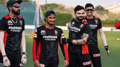 Virat Kohli with his RCB teammates during IPL 2020.&nbsp; (IPL/RCB)
