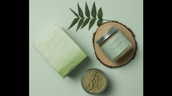 The Orange & Neem handmade facial ubtan by TVACHAMRIT has anti-microbial and anti-inflammatory properties which help in soothing irritated and acne-prone skin. The Orange & Neem handmade facial ubtan by TVACHAMRIT has anti-microbial and anti-inflammatory properties which help in soothing irritated and acne-prone skin.
