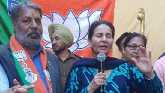 Congress MP Preneet Kaur campaigning for her husband and BJP-PLC candidate from Patiala Urban constituency on Saturday, February 12, 2022. (HT photo)