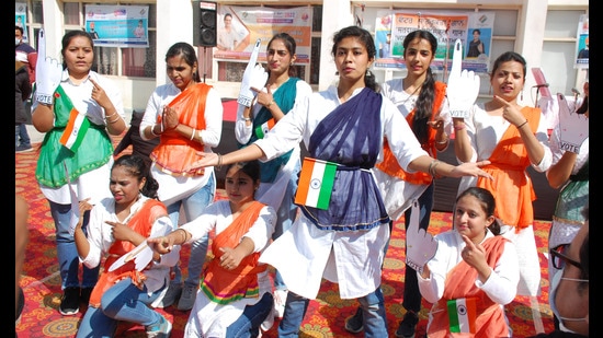 Students performing during a voter awareness campaign organised by the Mohali administration ahead of the Punjab assembly elections. (HT Photo)