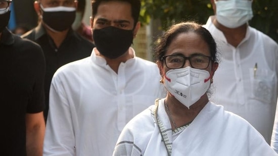 File photo of Bengal CM and Trinamool Congress (TMC) leader Mamata Banerjee with her nephew Abhishek Banerjee.&nbsp;(HT)