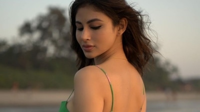 Wearing a dab of nude pink lipstick, Mouni amplified the glam quotient with rosy blushed cheeks, kohl-lined eyes with black eyeliner streaks, mascara-laden eyelashes, nude pink eyeshadow and filled-in eyebrows. (Instagram/imouniroy) Wearing a dab of nude pink lipstick, Mouni amplified the glam quotient with rosy blushed cheeks, kohl-lined eyes with black eyeliner streaks, mascara-laden eyelashes, nude pink eyeshadow and filled-in eyebrows. (Instagram/imouniroy)