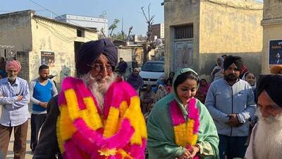 The chief of Shiromani Akali Dal (Amritsar), Simranjit Singh Mann, with actress Sonia Mann during a poll campaign for the Punjab assembly elections, in the Amargarh constituency. (HT Photo)