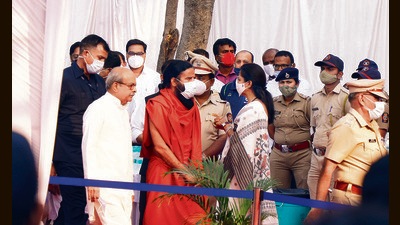 Baba Ramdev (in orange) and Supriya Sule (in saree) were seen at the funeral service of Rahul Bajaj which was held at Vaikunth Smashan Bhumi at Navi Peth on Sunday. (Rahul Raut/HT PHOTO)