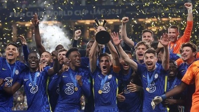 Cesar Azpilicueta lifts the trophy after winning the Club World Cup&nbsp; (REUTERS)