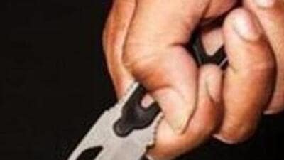 Delhi: Woman, stabbed, goes to cops with knife in shoulder Delhi: Woman, stabbed, goes to cops with knife in shoulder