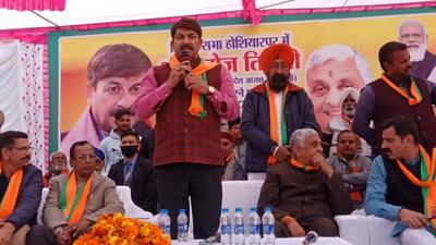 BJP MP Manoj Tiwari addressing a rally for the upcoming assembly polls in Hoshiarpur on Sunday. (HT Photo)