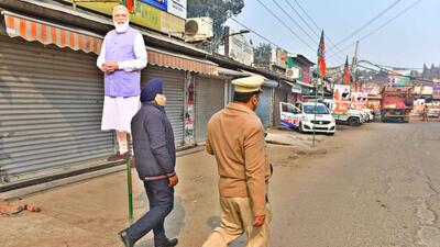 Around 30 minutes before the Union home minister Amit Shah’s arrival ahead of the Punjab polls, cops blocked traffic on the Ludhiana-Ferozepur Road, Jagraon Bridge, the stretch from Jagraon Bridge to Chand Cinema. (HT Photo) Around 30 minutes before the Union home minister Amit Shah’s arrival ahead of the Punjab polls, cops blocked traffic on the Ludhiana-Ferozepur Road, Jagraon Bridge, the stretch from Jagraon Bridge to Chand Cinema. (HT Photo)