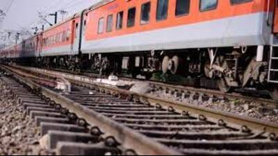 Couple jump before moving train in Lko, bodies found (sourced) Couple jump before moving train in Lko, bodies found (sourced)