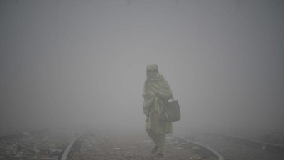 Dense fog at isolated places during early morning hours is likely over northern parts of Punjab, Haryana and Uttar Pradesh. (Parveen Kumar /HT PHOTO) Dense fog at isolated places during early morning hours is likely over northern parts of Punjab, Haryana and Uttar Pradesh. (Parveen Kumar /HT PHOTO)