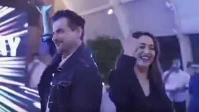 Sanjay Kapoor and Madhuri Dixit dance to Akhiyaan Milaoon Kabhi.