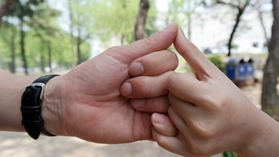 Honouring promises | Green flag: Sticking to the promises and taking responsibility for times they are unable to meet the same without getting defensive is a good trait in a partner. (Pexels) Honouring promises | Green flag: Sticking to the promises and taking responsibility for times they are unable to meet the same without getting defensive is a good trait in a partner. (Pexels)