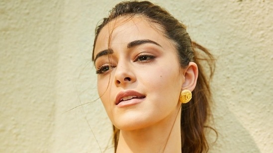 Wearing a dab of pink lipgloss, Ananya amplified the glam quotient with rosy blushed and highlighted cheeks, mascara-laden eyelashes, black eyeliner streaks, pink eyeshadow and filled-in eyebrows.&nbsp;(Instagram/ananyapanday)