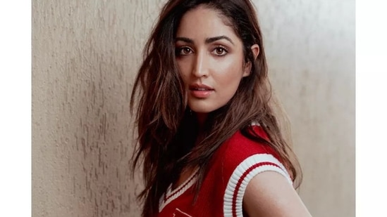Leaving her luscious tresses open down her back in a messy manner, Yami amplified the glam quotient by opting for a dewy makeup look that included a dab of pink lipgloss, rosy blushed and highlighted cheeks, kohl-lined eyes with black eyeliner streaks, mascara-laden eyelashes, nude pink eyeshadow and filled-in eyebrows.&nbsp;(Instagram/yamigautam)