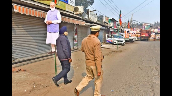 Shopkeepers said that business was impacted by up to 50% as the customers, especially those visiting the garment market from other cities and districts, could not reach the Sunday markets due to closure of roads amid home minister Amit Shah’s visit to Ludhiana amid the Punjab polls. (Gurpreet Singh/HT)