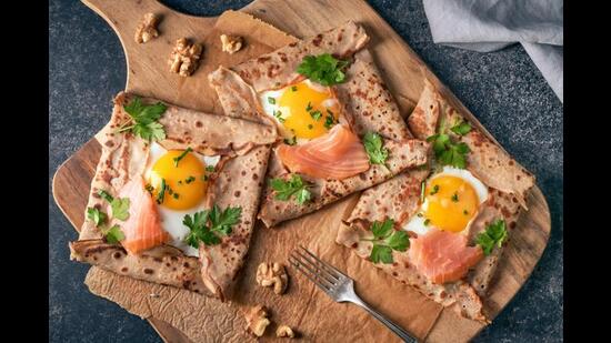 Buckwheat millet crepes with eggs, salmon, spinach and nuts. (Photo: Shutterstock) Buckwheat millet crepes with eggs, salmon, spinach and nuts. (Photo: Shutterstock)
