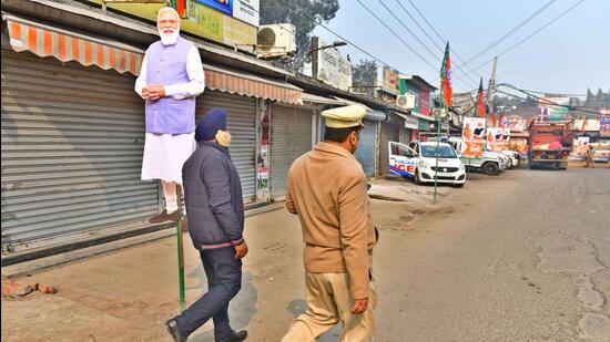 Around 30 minutes before the Union home minister Amit Shah’s arrival ahead of the Punjab polls, cops blocked traffic on the Ludhiana-Ferozepur Road, Jagraon Bridge, the stretch from Jagraon Bridge to Chand Cinema. (HT Photo)
