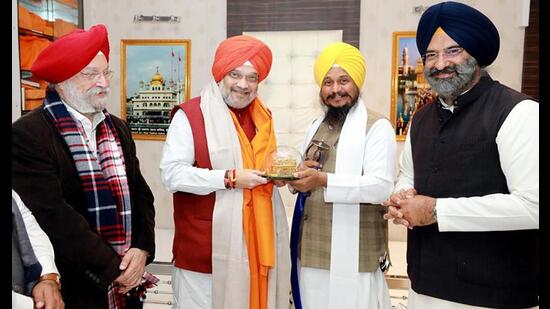 Union home minister Amit Shah receives a memento from Akal Takht jathedar Giani Harpreet Singh at the Golden Temple, in Amritsar on Sunday. Union minister Hardeep Singh Puri and BJP leader Manjinder Singh Sirsa are also seen. (ANI) Union home minister Amit Shah receives a memento from Akal Takht jathedar Giani Harpreet Singh at the Golden Temple, in Amritsar on Sunday. Union minister Hardeep Singh Puri and BJP leader Manjinder Singh Sirsa are also seen. (ANI)