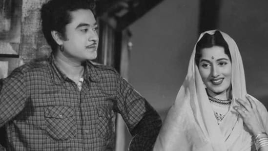 Kishore Kumar and Madhubala in a still from Jhumroo.&nbsp;