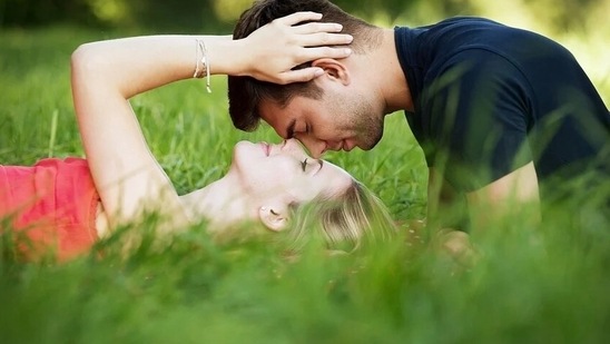 Falling in love is a beautiful feeling but choosing a wrong person can scar one for life. In order to make the best choice, one should not only be aware of red flags in a relationship to avoid entry of a problematic partner, but also green flags, so that you attract a loving and caring person in your life. Chandni Tugnait, a psychotherapist, life and business coach, and founder-director of Gateway of Healing talks about top 5 green and red flags in a relationship.(Pixabay)