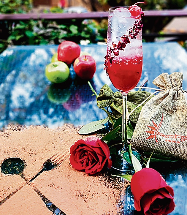 Vanilla Valentine spritz looks can add a spark in your date night.