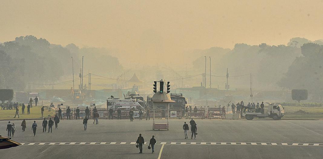 Low visibility due to a layer of smog at Vijay Chowk, in New Delhi, India, on Tuesday, November 30, 2021. (Photo by Sanjeev Verma/ Hindustan Times) Low visibility due to a layer of smog at Vijay Chowk, in New Delhi, India, on Tuesday, November 30, 2021. (Photo by Sanjeev Verma/ Hindustan Times)